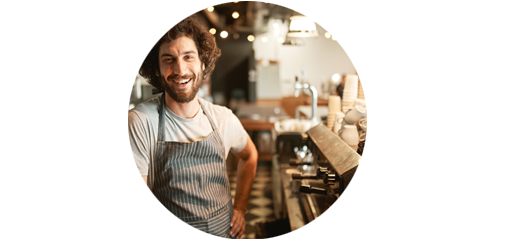 trabajador de una cafetería mirando a cámara
