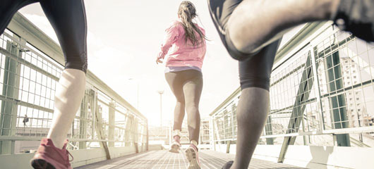 tres personas corriendo