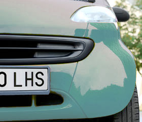 Coche de color verde apartado