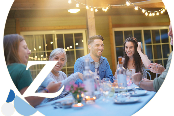familia cenando juntos en la terraza