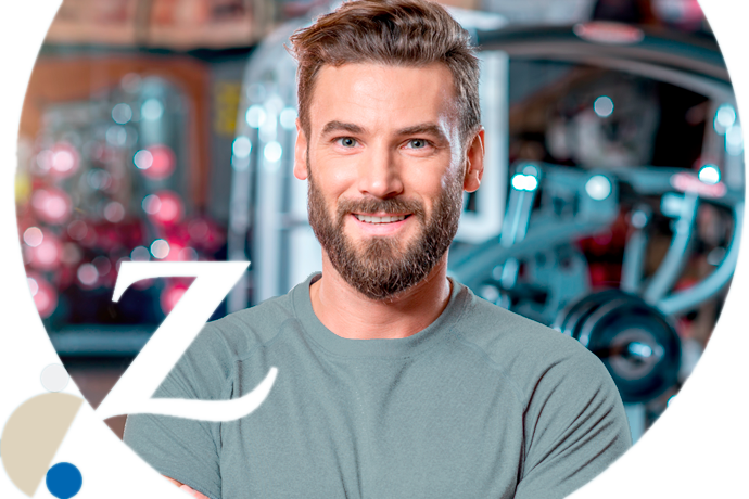 chico en un gimnasio