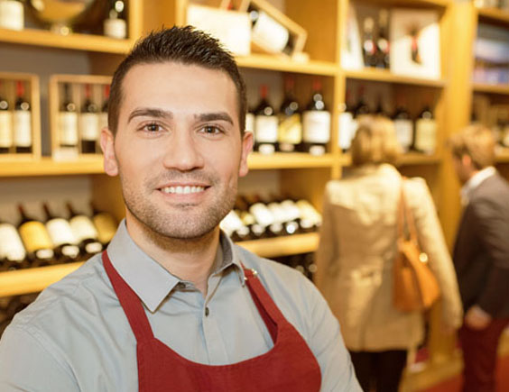 Trabajador en una bodega sonriendo a cámara