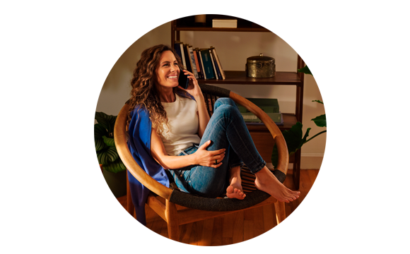 chica sonriente hablando por teléfono