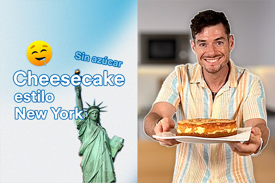 Chico enseñando una cheesecake saludable