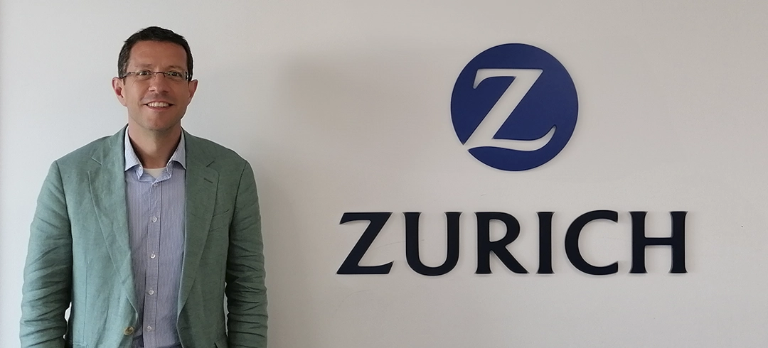 Jordi Margarit posando con el logo de Zurich
