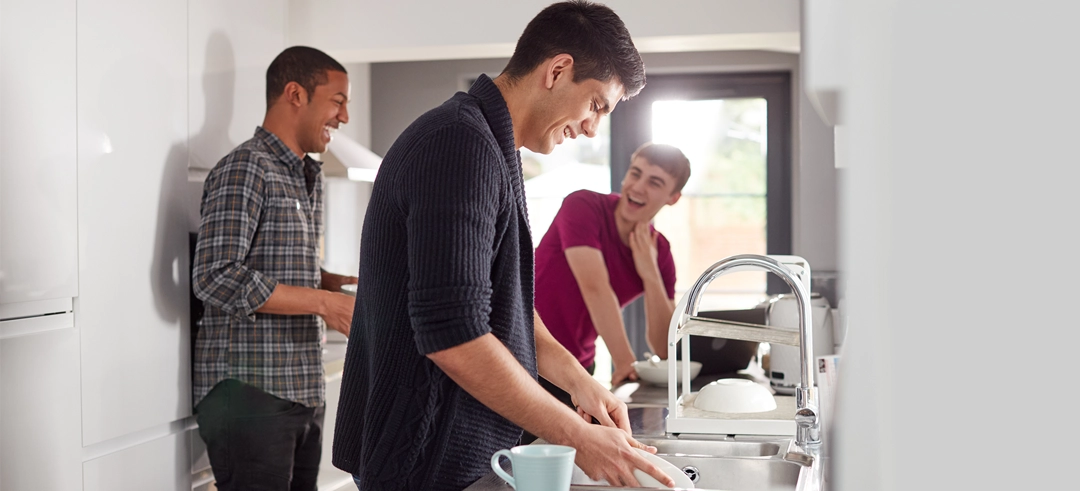 Compañeros de piso riendo en la cocina