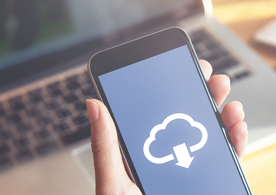 Pantalla de un smartphone haciendo una copia de seguridad en la nube