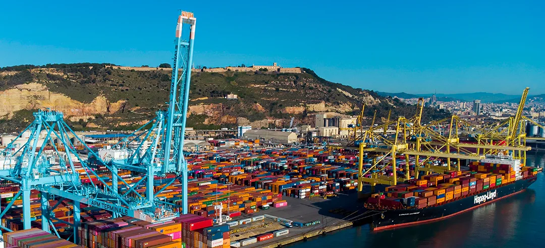 Puerto marítimo comercial con un barco y miles de contenedores