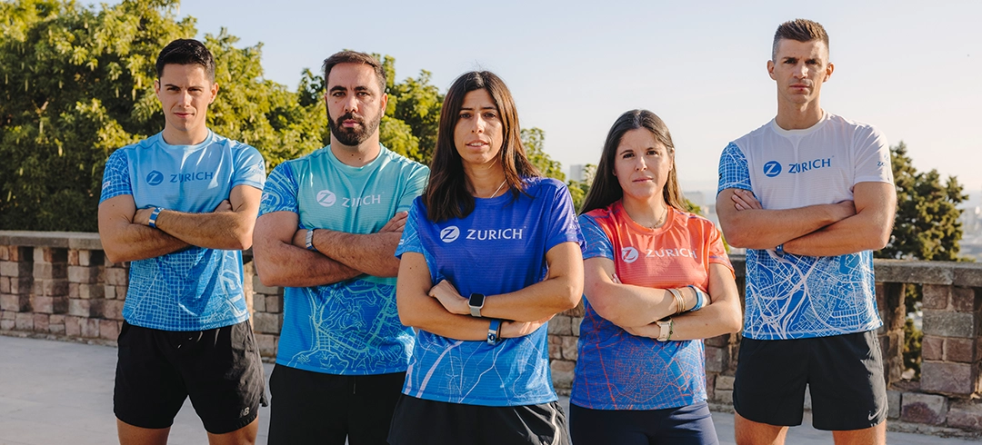 Cinco corredores con las nuevas camisetas de running de Zurich Seguros