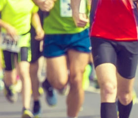 Grupo de corredores durante una media maratón