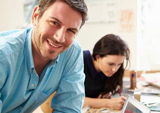 Persona mirando feliz a cámara